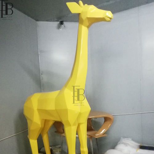 定制玻璃钢长颈鹿卡通雕塑产品厂家